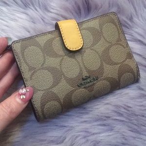 NWT Coach Medium Corner Zip Wallet